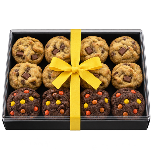 photo de 12 mini cookies par WannaCooky dans une boite de présentation  avec un ruban jaune sur un fond transparent