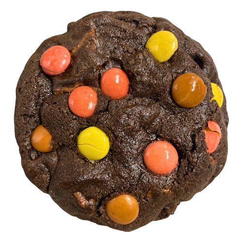 Photo de cookie au chocolat avec beurre de cacahuète et Reese's Pieces sur un fond transparent